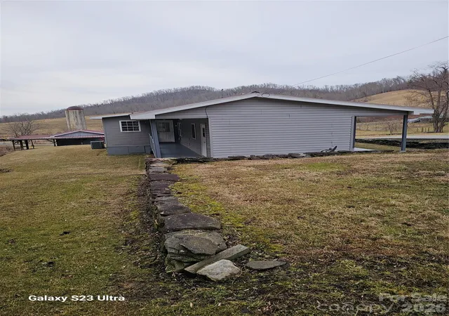 Photo 4 of Single family home for sale at 656 Water St, Bakersville, NC 28705 | MLS# 4431229 | Listing updated on 2026-10-06
