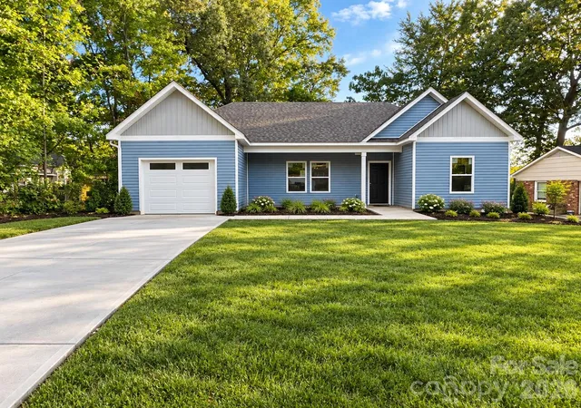 Photo 1 of Single family home for sale at 315 Huntsmoor Dr, Charlotte, NC 28217 | MLS# 4431243 | Listing updated on 2026-10-09