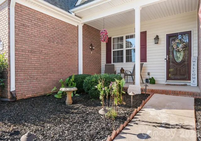 Photo 2 of Single family home for sale at 117 W Vista View Pl, Mooresville, NC 28117 | MLS# 4431255 | Listing updated on 2026-10-04