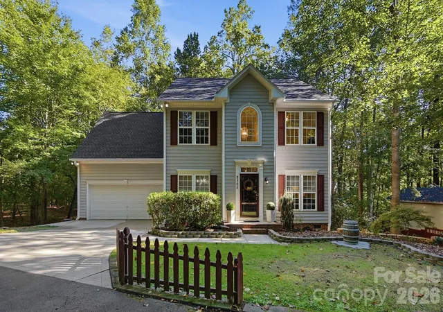 Photo 3 of Single family home for sale at 2100 Pineapple Ct, Matthews, NC 28105 | MLS# 4431286 | Listing updated on 2026-10-10