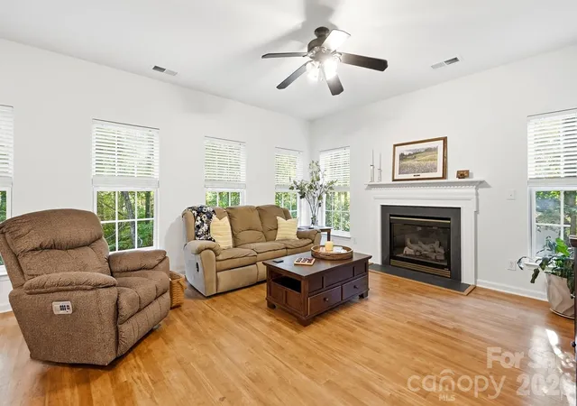 Photo 4 of Single family home for sale at 2100 Pineapple Ct, Matthews, NC 28105 | MLS# 4431286 | Listing updated on 2026-10-10