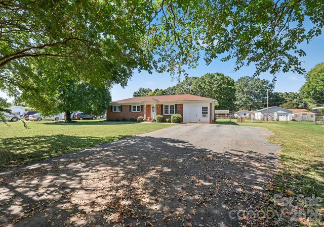 Photo 3 of Single family home for sale at 160 E Chamblee Dr, Salisbury, NC 28147 | MLS# 4431373 | Listing updated on 2026-10-09