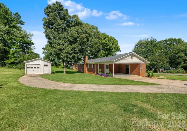 Photo 3 of Single family home for sale at 125 N Carolina Ave, Statesville, NC 28677 | MLS# 4431413 | Listing updated on 2026-10-15