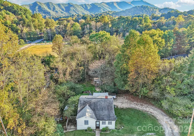 Listing Photo 5 - Condo for sale in building located at 1991 & 1993 Plott Creek Rd, Waynesville, NC 28786
