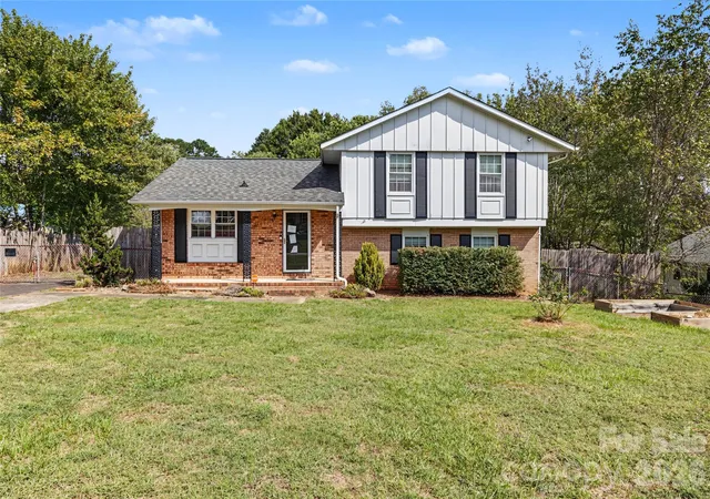 Photo 1 of Single family home for sale at 206 King Henry Ln, Gastonia, NC 28056 | MLS# 4431460 | Listing updated on 2026-10-07