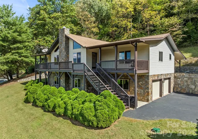 Photo 2 of Single family home for sale at 1090 Maple Springs Dr, Waynesville, NC 28785 | MLS# 4431482 | Listing updated on 2026-10-08