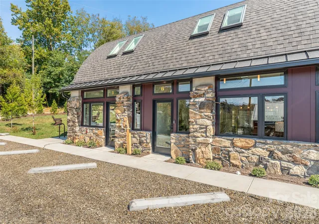 Photo 2 of Townhouse for sale at 6 Roberts St, Asheville, NC 28801 | MLS# 4431489 | Listing updated on 2026-10-08