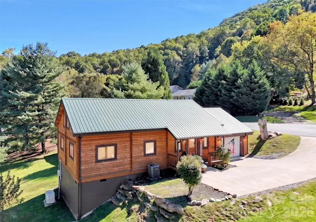 Photo 1 of Single family home for sale at 200 Linsonwood Ridge, Waynesville, NC 28786 | MLS# 4431585 | Listing updated on 2026-10-07