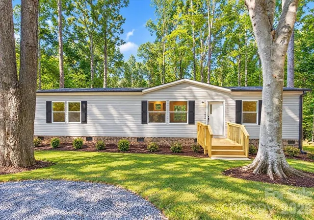 Photo 1 of Single family home for sale at 1020 Freedom Dr, Statesville, NC 28625 | MLS# 4431635 | Listing updated on 2026-10-09