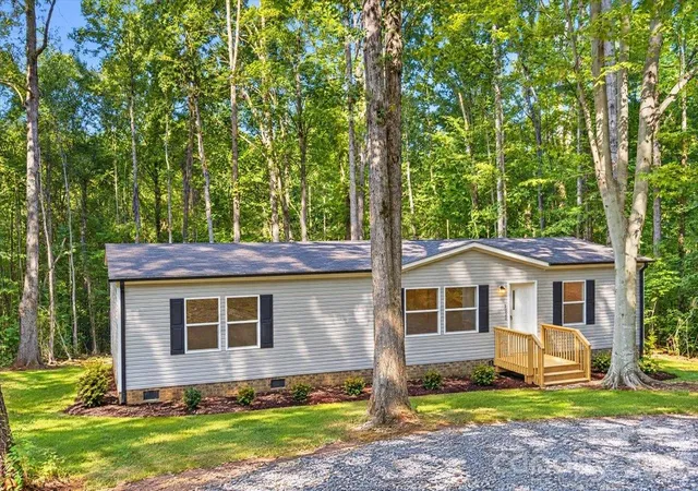 Photo 2 of Single family home for sale at 1020 Freedom Dr, Statesville, NC 28625 | MLS# 4431635 | Listing updated on 2026-10-09