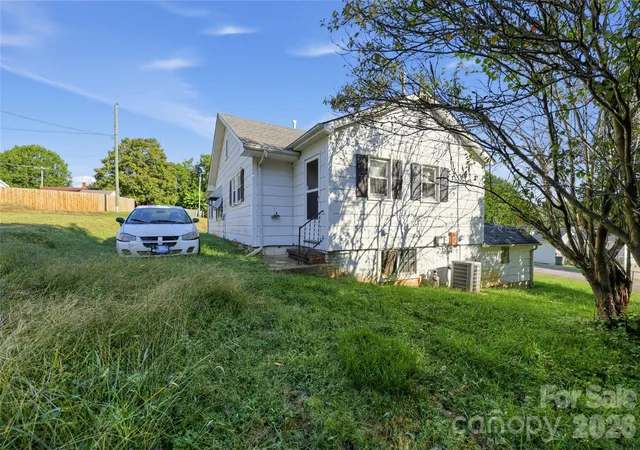 Photo 3 of Single family home for sale at 519 E 2nd Avenue, Newton, NC 28658 | MLS# 4431689 | Listing updated on 2026-10-07