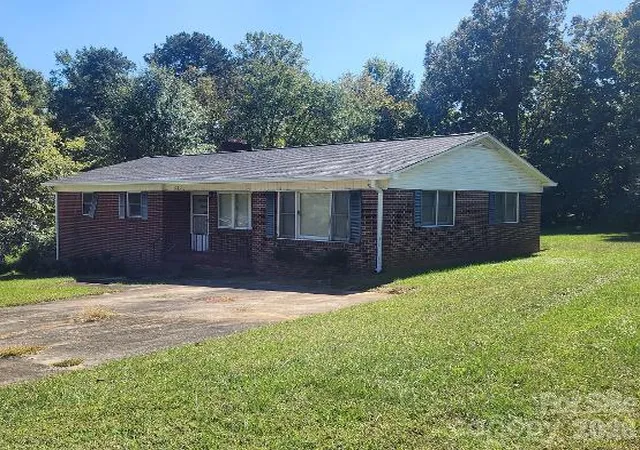 Photo 1 of Single family home for sale at 102 Garrison Dr, Morganton, NC 28655 | MLS# 4431714 | Listing updated on 2026-10-08