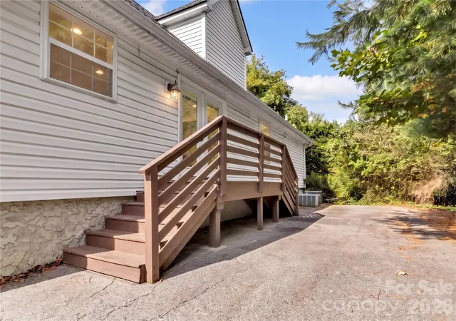 Photo 3 of Single family home for sale at 21 Eden Ln, Waynesville, NC 28785 | MLS# 4431720 | Listing updated on 2026-10-07