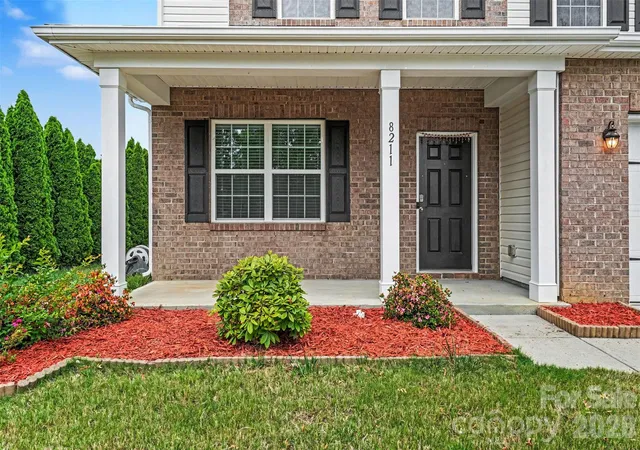 Photo 3 of Single family home for sale at 8211 Pamplin Ct, Charlotte, NC 28273 | MLS# 4431729 | Listing updated on 2026-10-06