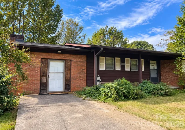 Photo 1 of Single family home for sale at 215 Randolph Rd, Marion, NC 28752 | MLS# 4431760 | Listing updated on 2026-10-07