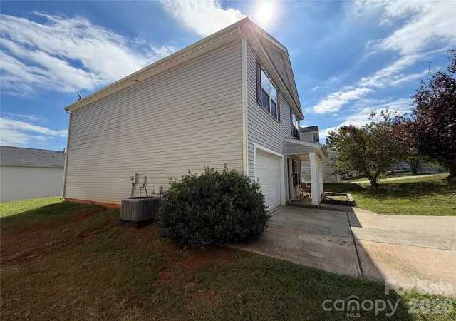Photo 2 of Single family home for sale at 5608 Graypark Dr, Charlotte, NC 28269 | MLS# 4431769 | Listing updated on 2026-10-08