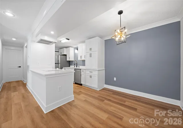 Listing Photo 4 - Condo for sale in building located at 4906 Sardis Rd, Charlotte, NC 28270