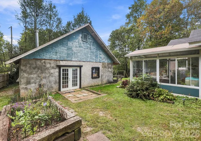 Photo 3 of Single family home for sale at 2004 Old S Carolina Ave, Hendersonville, NC 28739 | MLS# 4431873 | Listing updated on 2026-10-10