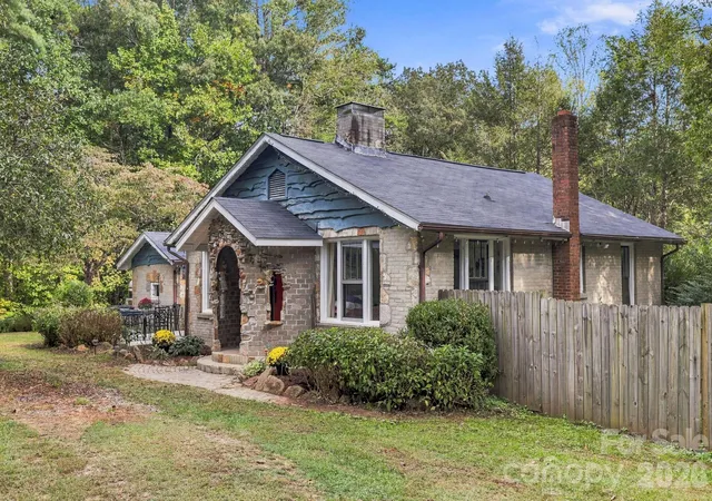 Photo 4 of Single family home for sale at 2004 Old S Carolina Ave, Hendersonville, NC 28739 | MLS# 4431873 | Listing updated on 2026-10-10