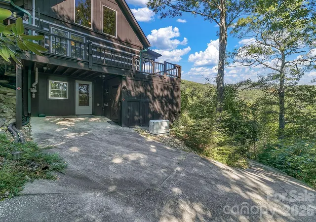 Photo 4 of Single family home for sale at 169 Laurel Crk Dr, Hendersonville, NC 28792 | MLS# 4431879 | Listing updated on 2026-10-08