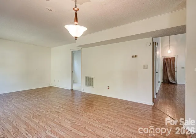 Photo 4 of Single family home for sale at 6844 Shiloh Ridge Ln, Charlotte, NC 28212 | MLS# 4431886 | Listing updated on 2026-10-09