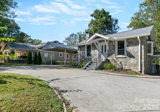 Photo 4 of Single family home for sale at 389 & 405 Courtland Blvd, Hendersonville, NC 28791 | MLS# 4431910 | Listing updated on 2026-10-09