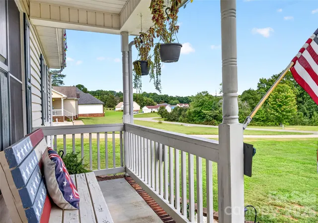 Photo 3 of Single family home for sale at 135 Rumple Hl Dr, Statesville, NC 28677 | MLS# 4431920 | Listing updated on 2026-10-07