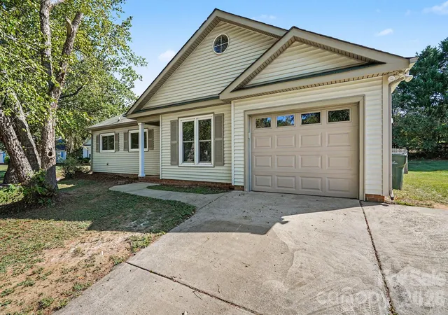 Photo 3 of Single family home for sale at 1279 Willowbreeze Ct SW, Concord, NC 28025 | MLS# 4431948 | Listing updated on 2026-10-10