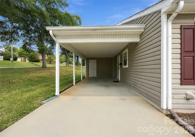 Photo 3 of Townhouse for sale at 1001 Old Chestnut Way, Cramerton, NC 28032 | MLS# 4431972 | Listing updated on 2026-10-08