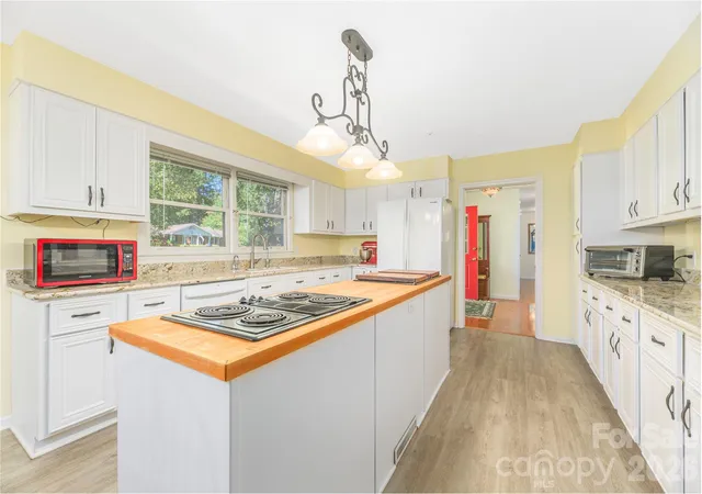 Photo 3 of Single family home for sale at 791 Crooked Crk Rd, Hendersonville, NC 28739 | MLS# 4432032 | Listing updated on 2026-10-16