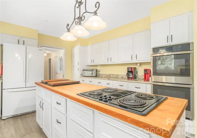 Photo 4 of Single family home for sale at 791 Crooked Crk Rd, Hendersonville, NC 28739 | MLS# 4432032 | Listing updated on 2026-10-16