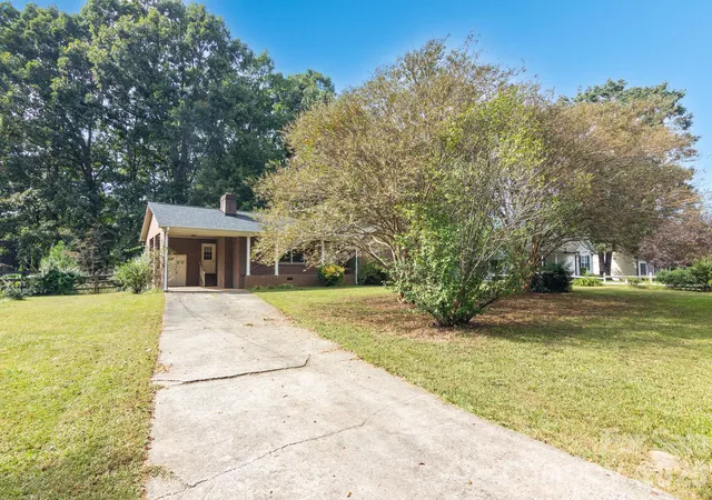 Photo 2 of Single family home for sale at 220 Bradford Dr, Salisbury, NC 28146 | MLS# 4432042 | Listing updated on 2026-10-09