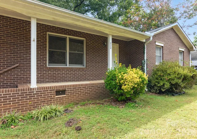 Photo 3 of Single family home for sale at 220 Bradford Dr, Salisbury, NC 28146 | MLS# 4432042 | Listing updated on 2026-10-10