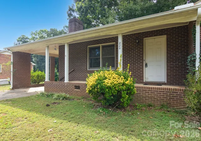 Photo 4 of Single family home for sale at 220 Bradford Dr, Salisbury, NC 28146 | MLS# 4432042 | Listing updated on 2026-10-10
