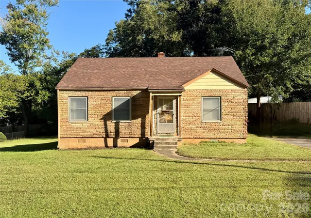 Photo 1 of Single family home for sale at 216 W 9th Street, Newton, NC 28658 | MLS# 4432064 | Listing updated on 2026-10-08