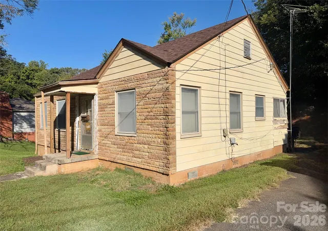 Photo 3 of Single family home for sale at 216 W 9th Street, Newton, NC 28658 | MLS# 4432064 | Listing updated on 2026-10-08