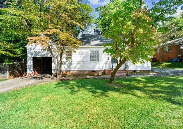 Photo 1 of Single family home for sale at 1211 Woodland Dr, Charlotte, NC 28205 | MLS# 4432066 | Listing updated on 2026-10-07