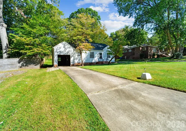 Photo 3 of Single family home for sale at 1211 Woodland Dr, Charlotte, NC 28205 | MLS# 4432066 | Listing updated on 2026-10-07