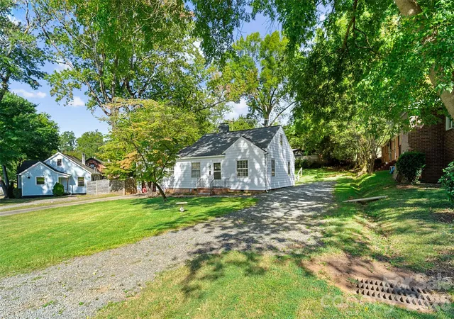 Photo 4 of Single family home for sale at 1211 Woodland Dr, Charlotte, NC 28205 | MLS# 4432066 | Listing updated on 2026-10-07