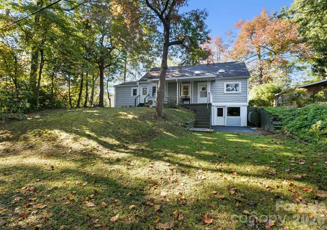 Photo 3 of Single family home for sale at 119 Briarwood Ln, Hendersonville, NC 28791 | MLS# 4432067 | Listing updated on 2026-10-10