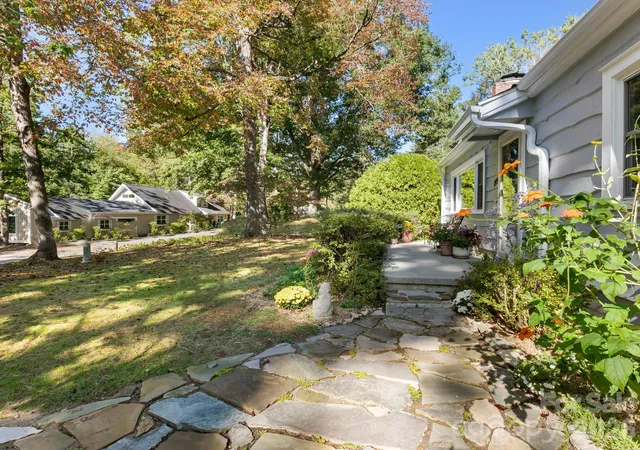 Photo 4 of Single family home for sale at 119 Briarwood Ln, Hendersonville, NC 28791 | MLS# 4432067 | Listing updated on 2026-10-10
