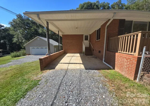 Photo 4 of Single family home for sale at 1627 W Lakewood Dr, Rock Hill, SC 29732 | MLS# 4432089 | Listing updated on 2026-10-12