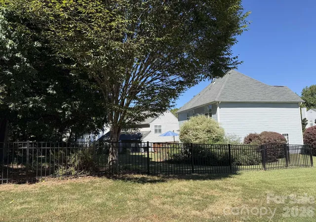 Photo 3 of Single family home for sale at 715 W Cheval Dr, Fort Mill, SC 29708 | MLS# 4432095 | Listing updated on 2026-10-09