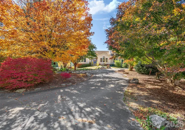 Photo 3 of Single family home for sale at 23 Old Applewood Ln, Hendersonville, NC 28739 | MLS# 4432097 | Listing updated on 2026-10-08