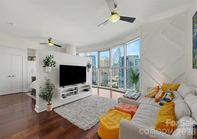 Photo 4 of Condo for sale at 333 W Trade St #1810, Charlotte, NC 28202 | MLS# 4432101 | Listing updated on 2026-10-20