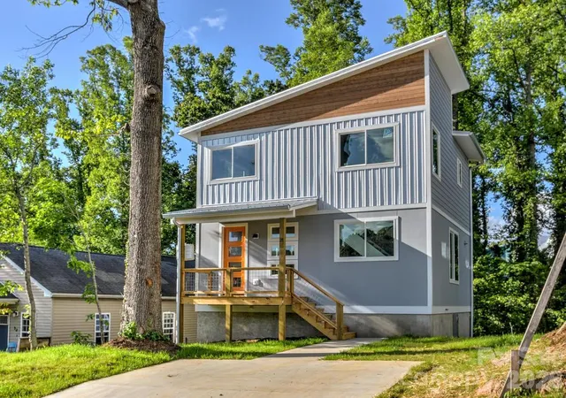 Photo 1 of Single family home for sale at 21 Wilmington St, Asheville, NC 28806 | MLS# 4432133 | Listing updated on 2026-10-08