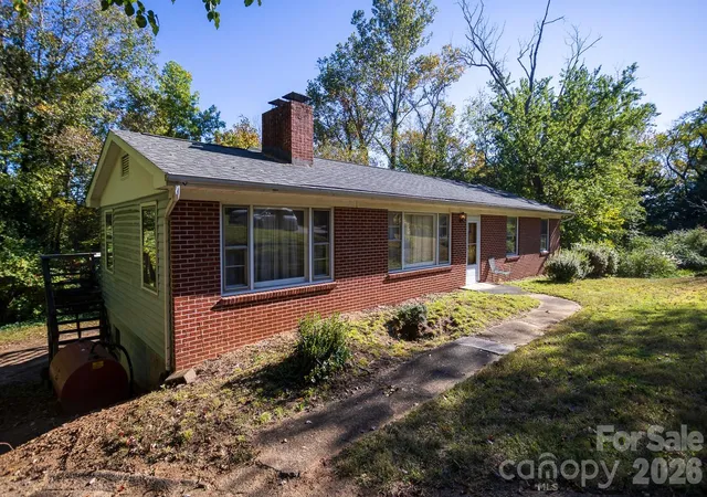 Photo 2 of Single family home for sale at 8 Governors Ct, Asheville, NC 28805 | MLS# 4432179 | Listing updated on 2026-10-09