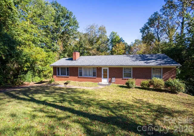 Photo 3 of Single family home for sale at 8 Governors Ct, Asheville, NC 28805 | MLS# 4432179 | Listing updated on 2026-10-10