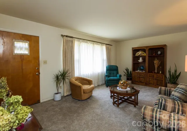 Photo 4 of Single family home for sale at 8 Governors Ct, Asheville, NC 28805 | MLS# 4432179 | Listing updated on 2026-10-10