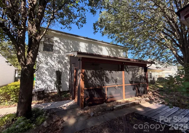 Photo 4 of Single family home for sale at 10526 Glory Meadow Ct, Charlotte, NC 28278 | MLS# 4432181 | Listing updated on 2026-10-08